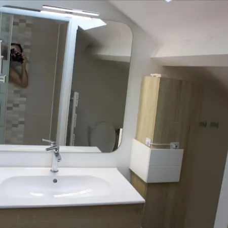 Apartamento 3 Min Sortie A480: Wifi Fibre - Lit Bebe - Balcon